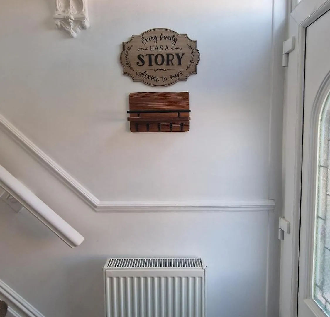 Cosy Home With Garden And Parking, Yorkshire Fox Retreat Mirfield