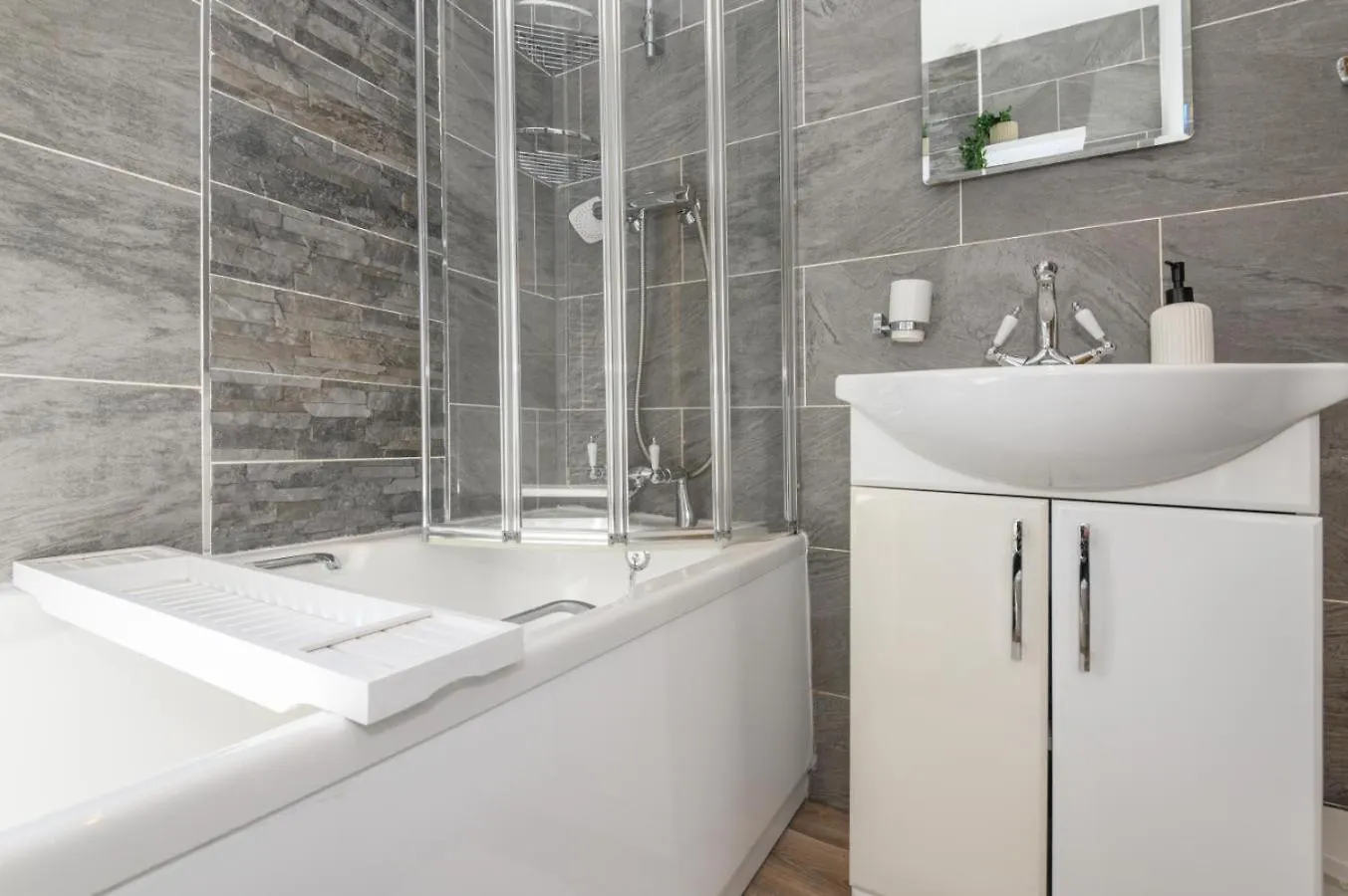 Cosy Home With Garden And Parking, Yorkshire Fox Retreat Mirfield