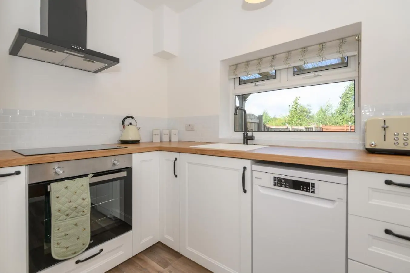 Cosy Home With Garden And Parking, Yorkshire Fox Retreat Mirfield 0*,